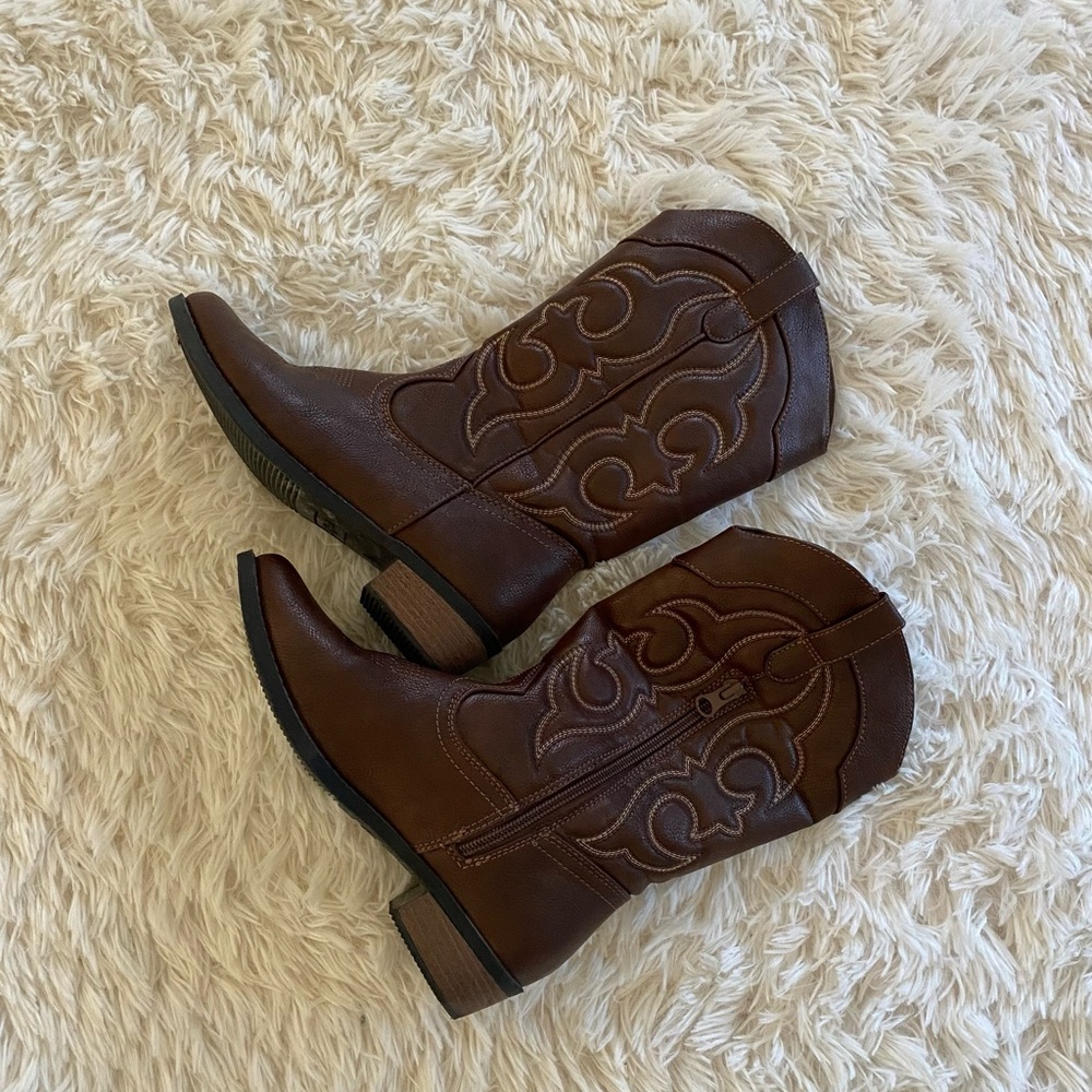 brown cowgirl/cowboy boots